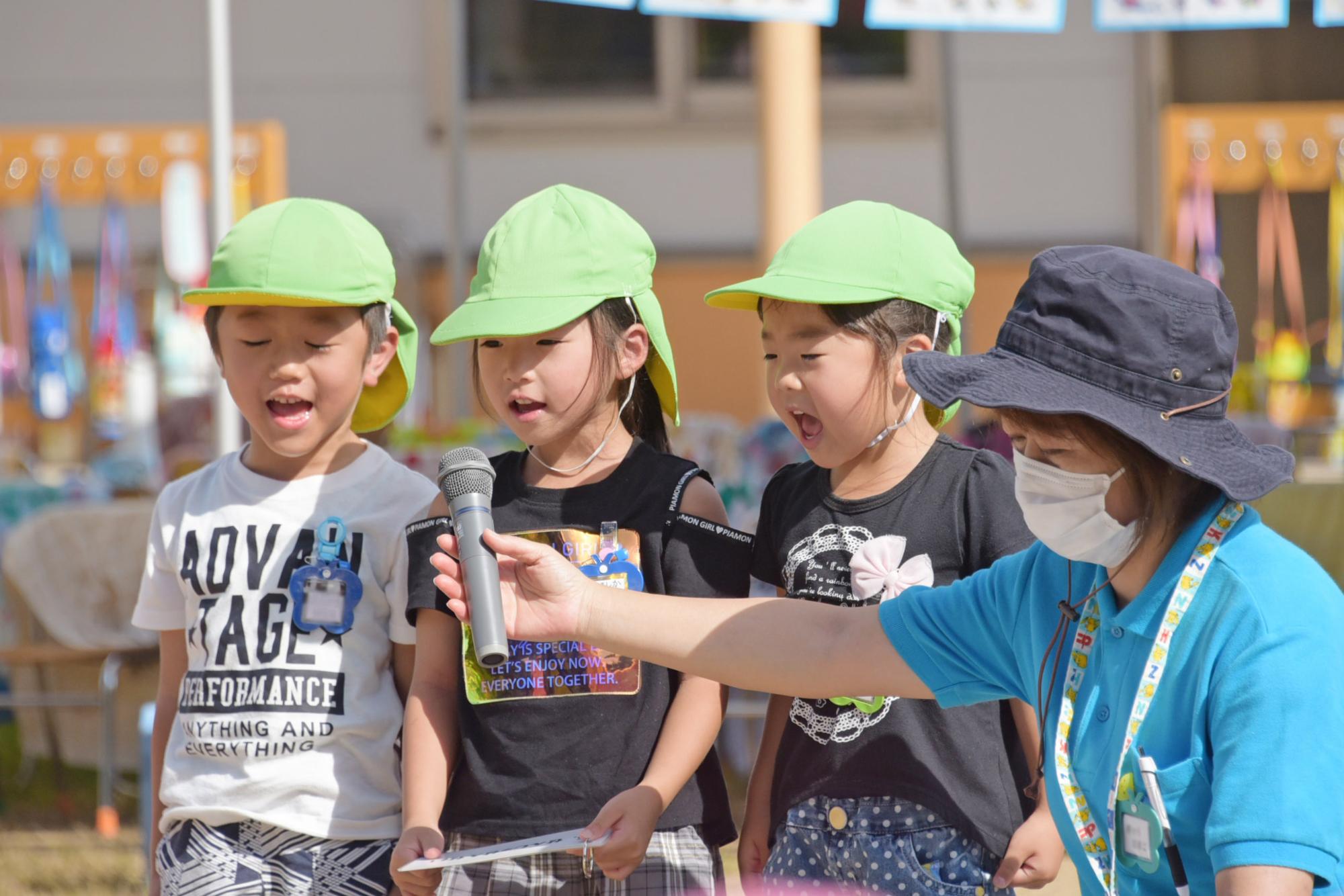 進行をする子どもたち