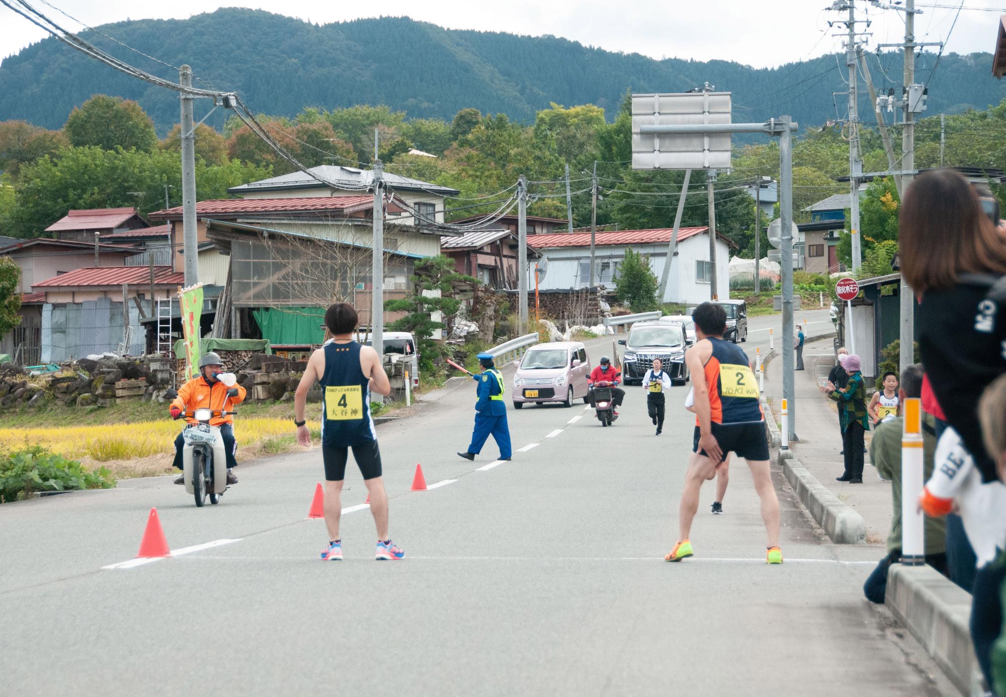 第10中継所常盤公民館前 ランナーを待つ2チーム