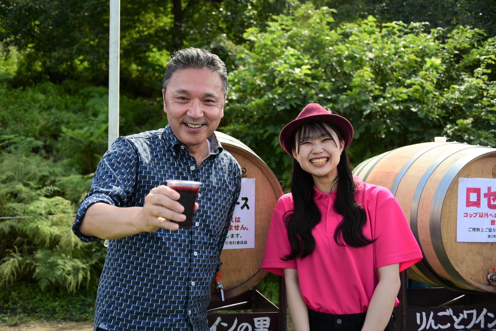 4年ぶりのワインまつり8(ワイン娘と記念撮影)