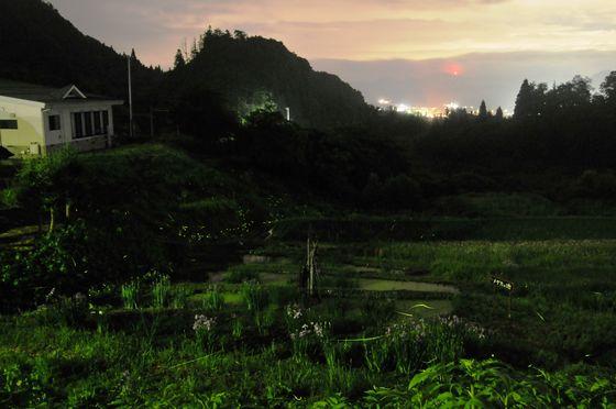 高田公民館と宮宿地区の街灯の写真