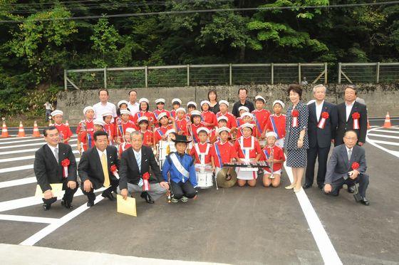 記念撮影している写真