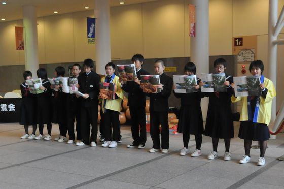 観光PR活動する学生たちの写真