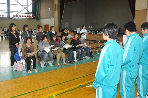 親子行事で保護者を前に生徒たちが発表している様子の写真