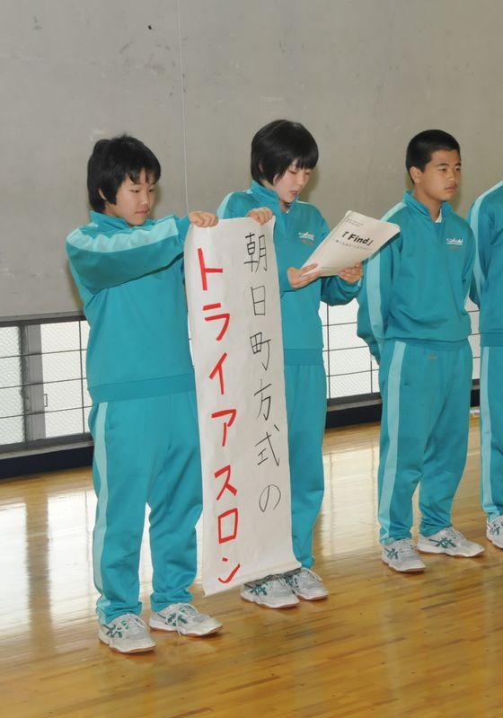 子供たちの提案を掲げる生徒たちの写真4