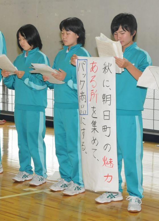 子供たちの提案を掲げる生徒たちの写真6