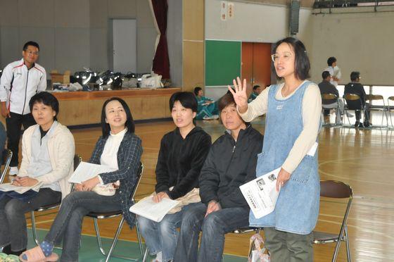 子供たちの提案に対し、保護者の方から様々な質問が投げかけられている様子の写真