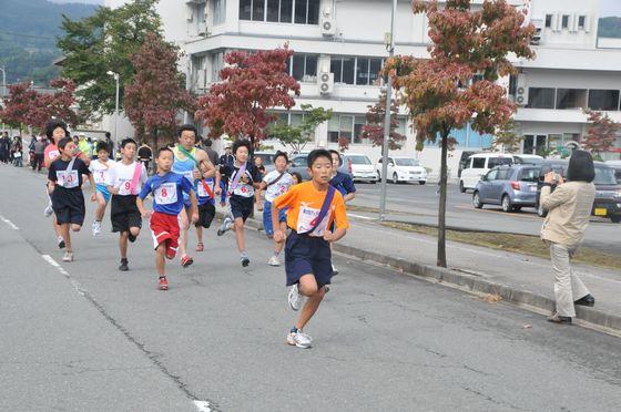 スタート直後に創遊館前を走っている走者の写真
