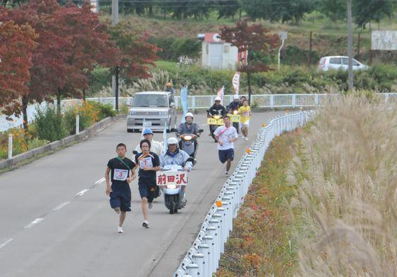 町道を走る3区の走者の写真