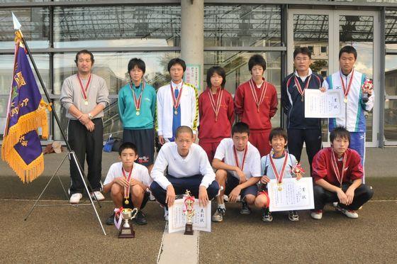 外で宮宿Aチームが賞状を持ちメダルをかけている写真