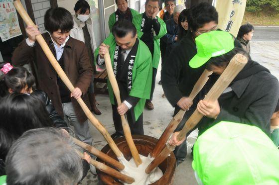 餅つきの様子の写真