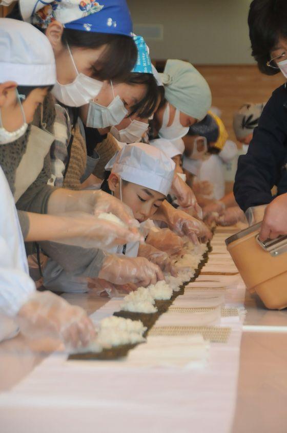 のりにご飯を乗せる様子の写真