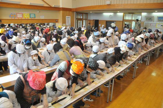 一斉にのりを巻く様子の写真