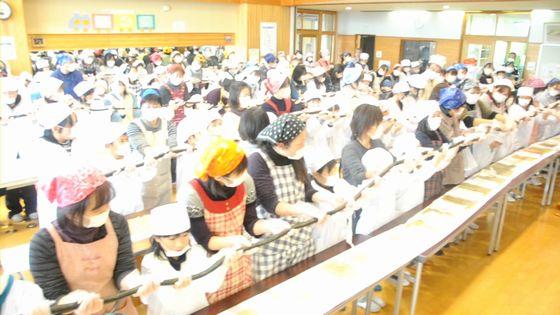 のり巻きを持ち上げる様子の写真