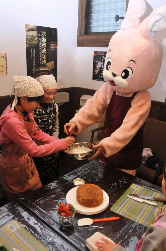 小学生達の作業を手伝うウサヒの写真