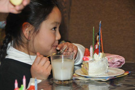 出来上がったケーキを食べる子どもの写真