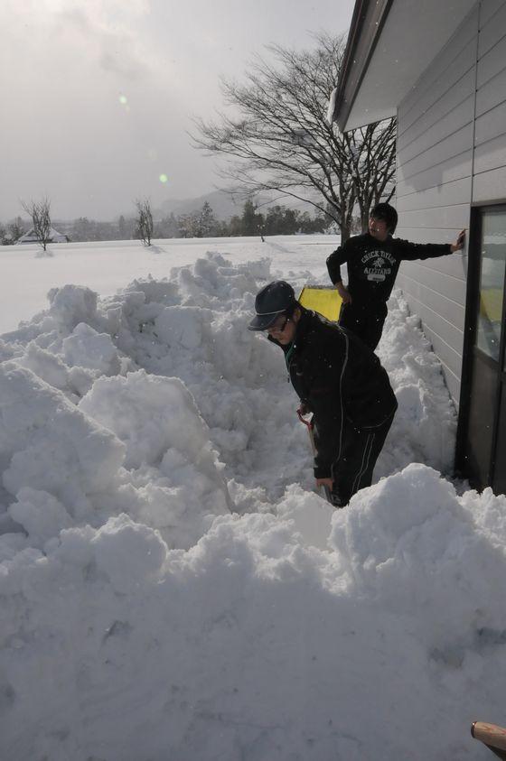 公民館の隣にある消防団のポンプ庫の雪下ろし作業の様子の写真