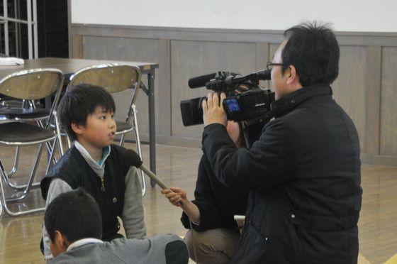 インタビューを受けている様子の写真