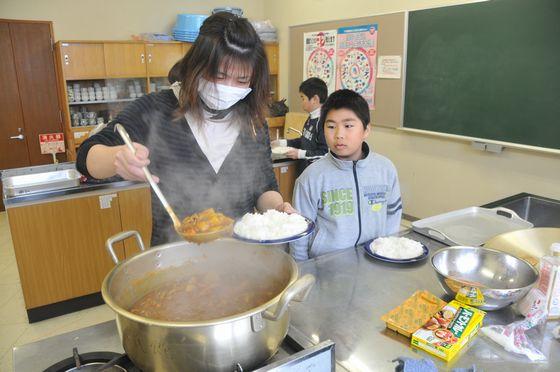カレーを作っているところの写真