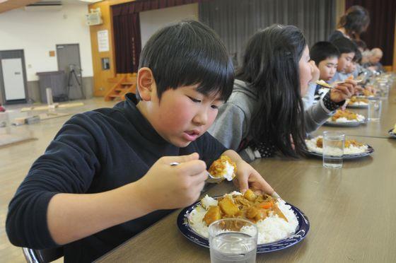 カレーを食べる様子の写真