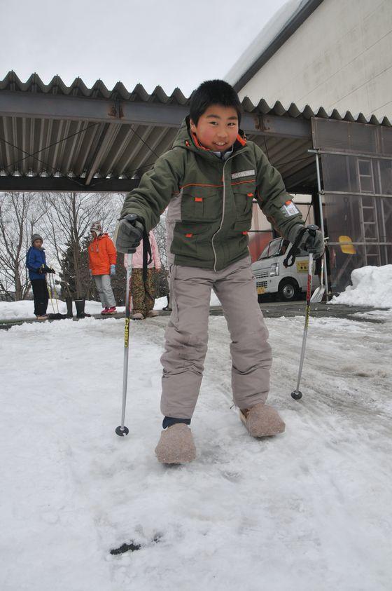 下駄スキーで遊んでいる様子の写真1