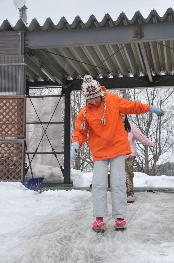 下駄スキーで遊んでいる様子の写真2