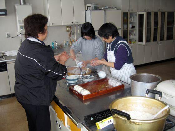 「東北地方太平洋沖地震」の被災者を支援するために秋葉山交遊館でおにぎりを作っている様子の写真