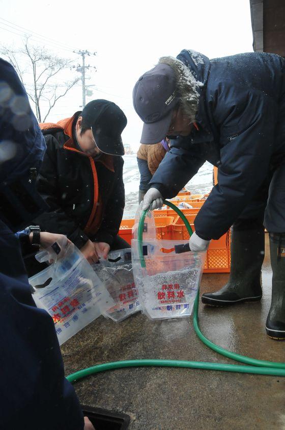 非常用飲料水の準備を行う町職員の写真1