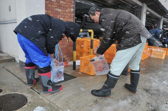 非常用飲料水の準備を行う町職員の写真2