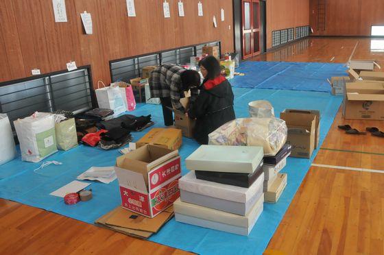 仕分け作業にあたる「松の実会」の方々の写真