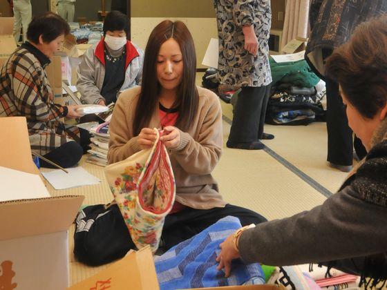 「松の実会」の方と協力し作業する1人の高校生を撮影した写真