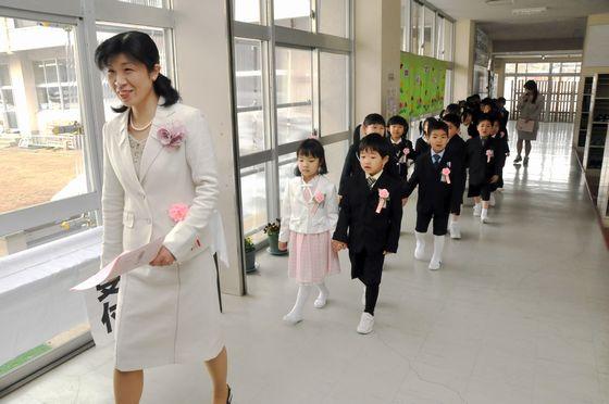 担任の先生に続き体育館に向かう新入生の写真