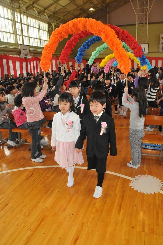 アーチをくぐる新入生の写真1