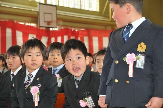 担任の先生による呼名に返事をする新入生の写真2