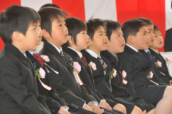 校長や来賓のあいさつに耳を傾ける新入生の写真1