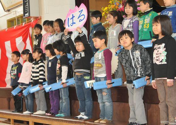 歓迎のことばを述べる2年生の写真