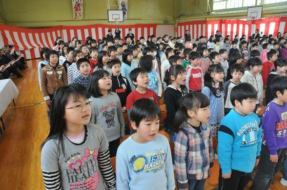 全員で校歌斉唱の様子の写真