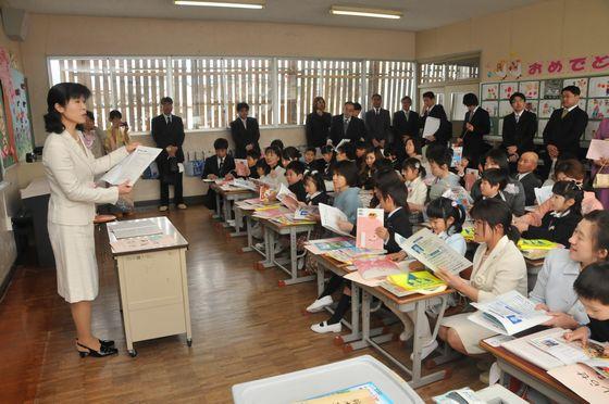 教室で懇談する新入生の写真