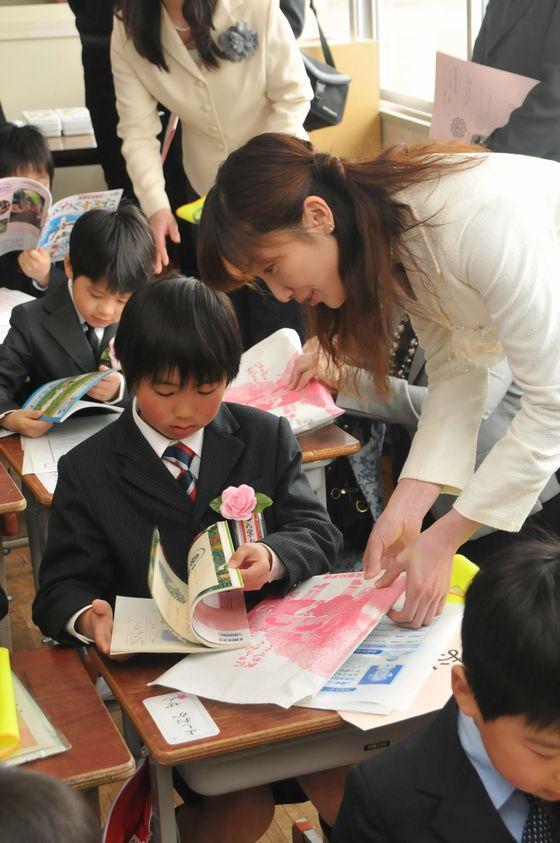 配布物を確認する親子の写真