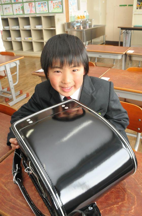 真新しいランドセルと新入生の写真