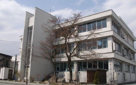 朝日町役場庁舎の南側に立つの桜の写真