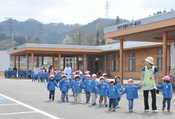 あさひ保育園の4歳・5歳の園児たちが創遊館の敷地内にある桜を見に出かけた様子の写真1