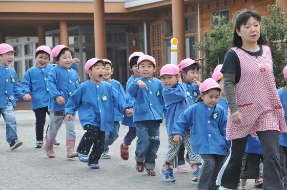 あさひ保育園の4歳・5歳の園児たちが創遊館の敷地内にある桜を見に出かけた様子の写真2