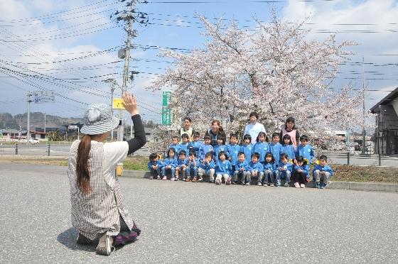 クラスごとに記念撮影する様子の写真