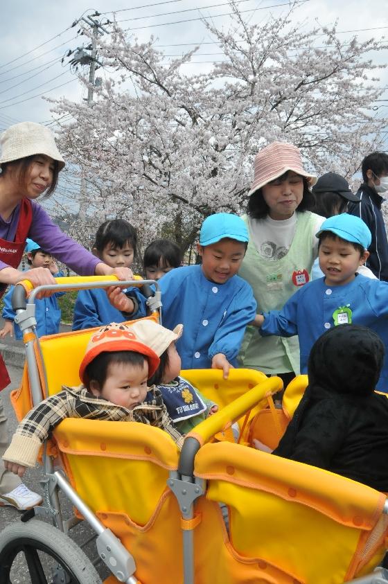 5歳児が0歳児をなだめる様子の写真