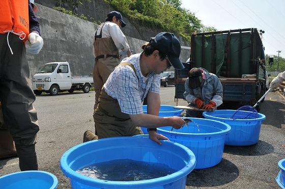 山形県内水面水産試験場の職員の写真