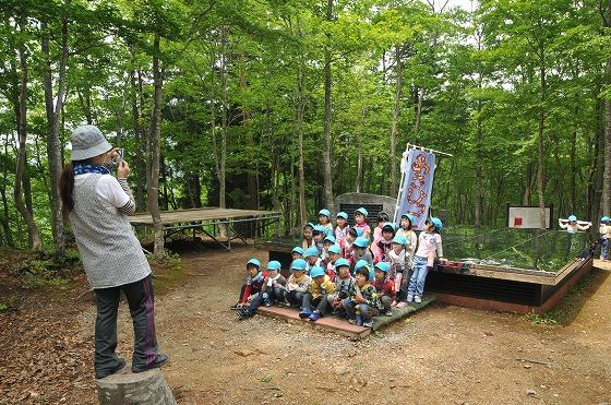 ステンレス床の前で記念撮影される園児たちの写真