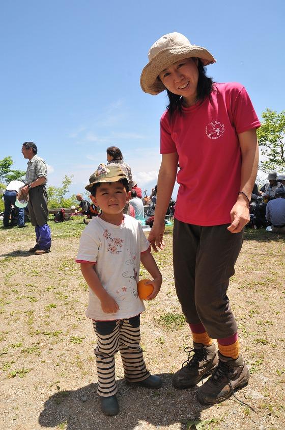 夏山開きの式典に参加した親子の写真