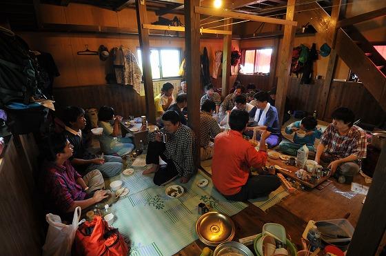 夏山開きの式典が終わり小屋で昼食を取る朝日山岳会の写真1