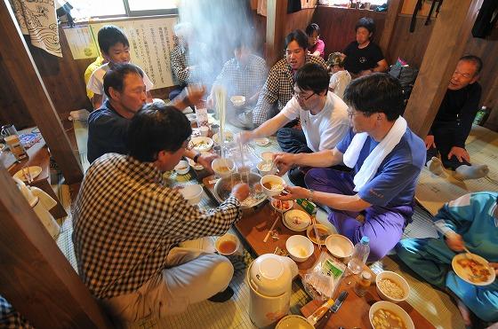 夏山開きの式典が終わり小屋で昼食を取る朝日山岳会の写真2