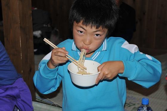 夏山開きの式典が終わり小屋で昼食を取る朝日山岳会の写真3